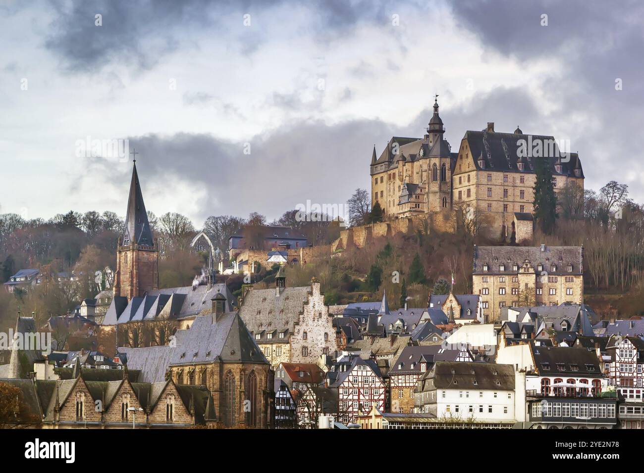 Veduta di Marburgo con castello sulla collina, Germania, Europa Foto Stock