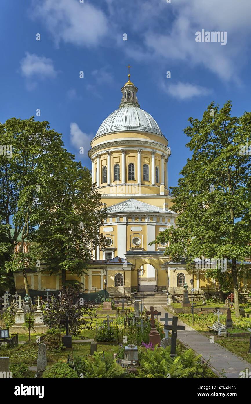 Alexander Nevsky Lavra (monastero) a San Pietroburgo, Russia. Cattedrale della Santissima Trinità. Vista dal cimitero Foto Stock