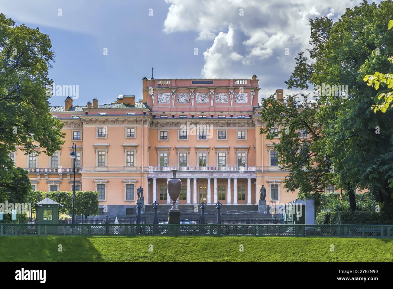 Il castello di San Michele, chiamato anche castello degli ingegneri, è un'ex residenza reale nel centro storico di San Pietroburgo, in Russia, in Europa Foto Stock