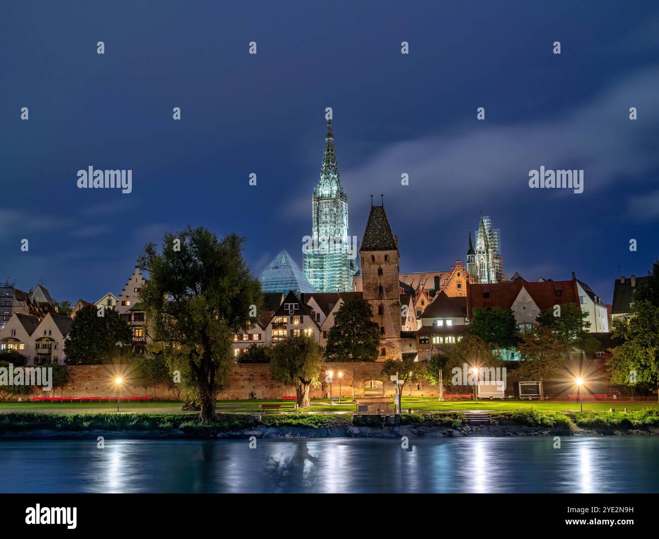 Blick auf das Ulmer Münster mit Donau bei Nacht, Ulma, Baden-Württemberg, Deutschland Blick auf das Ulmer Münster mit Donau bei Nacht, Ulm, Baden-Württ Foto Stock