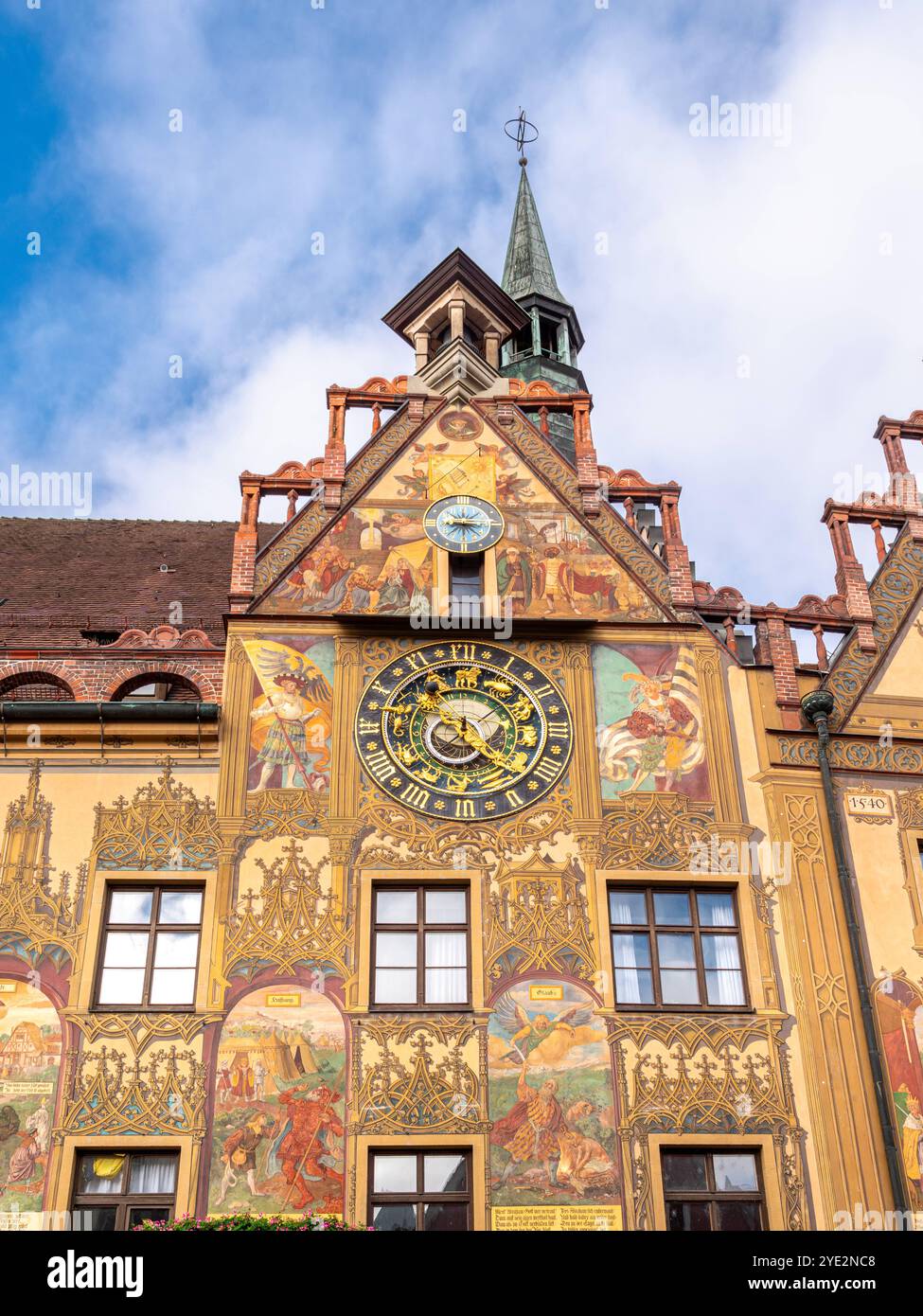 Astronomische Uhr an der mit Fresken bemalte Fassade des Ulmer Rathauses, Renaissancestil, Ulma, Baden-Württemberg, Deutschland Astronomische Uhr an de Foto Stock