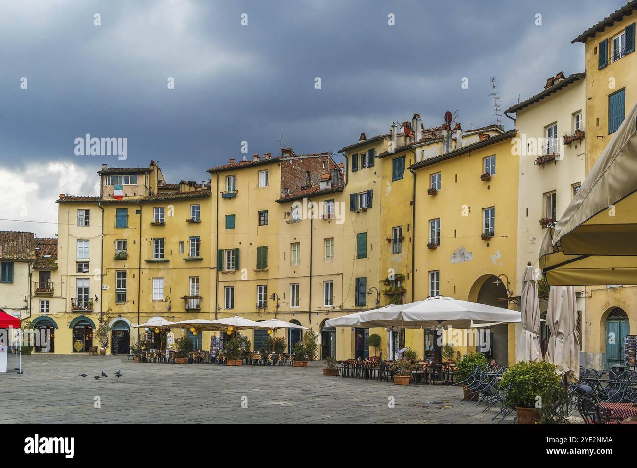 Ex anfiteatro romano, oggi Piazza Anfiteatro è uno dei luoghi più famosi di Lucca, Italia, Europa Foto Stock