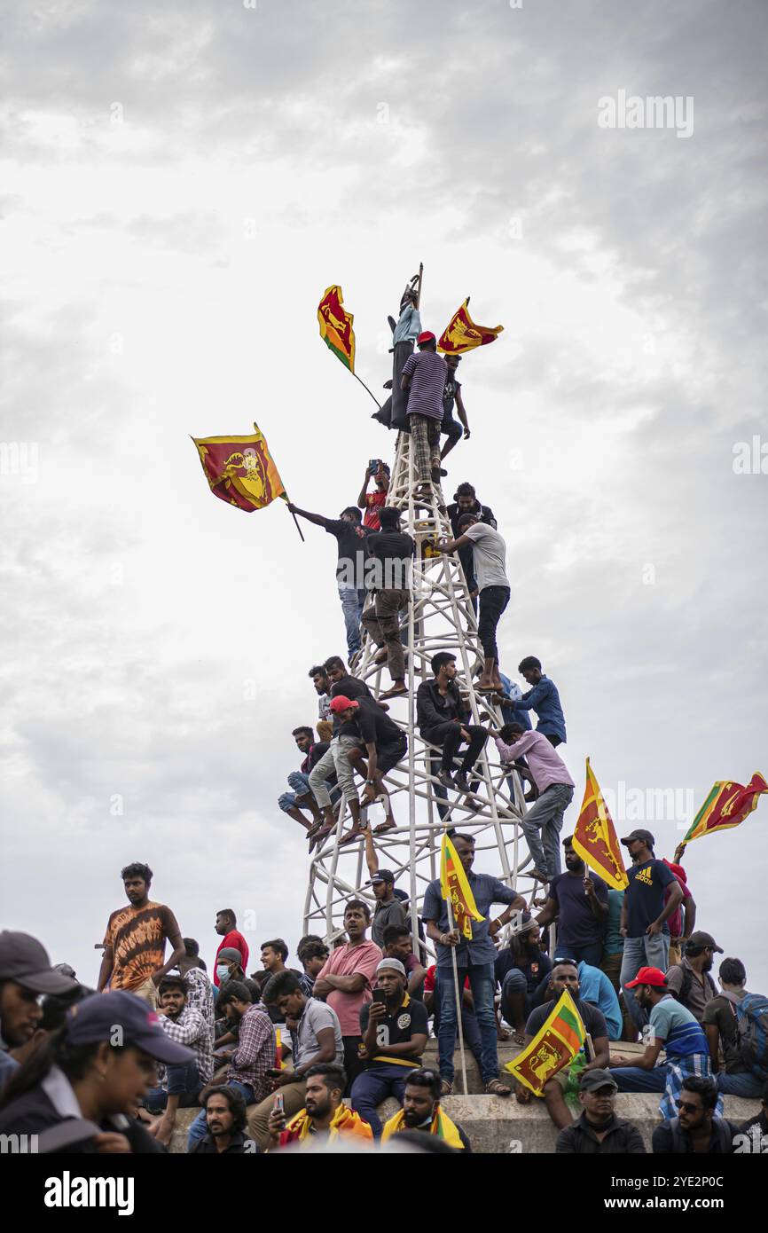 COLOMBO, SRI LANKA: 9 luglio 2022: I manifestanti appendono l'effigie del presidente Gotabaya Rajapaksa durante la protesta di strada contro la cattiva gestione del governo Foto Stock