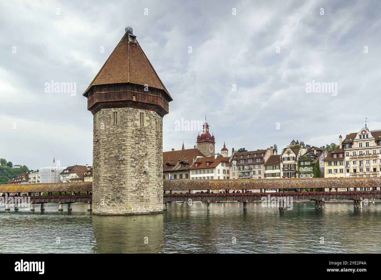 Kapellbrucke (Ponte della Cappella) è un ponte pedonale coperto di legno che si estende diagonalmente attraverso il fiume Reuss nella città di Lucerna, Svizzera, Europa Foto Stock