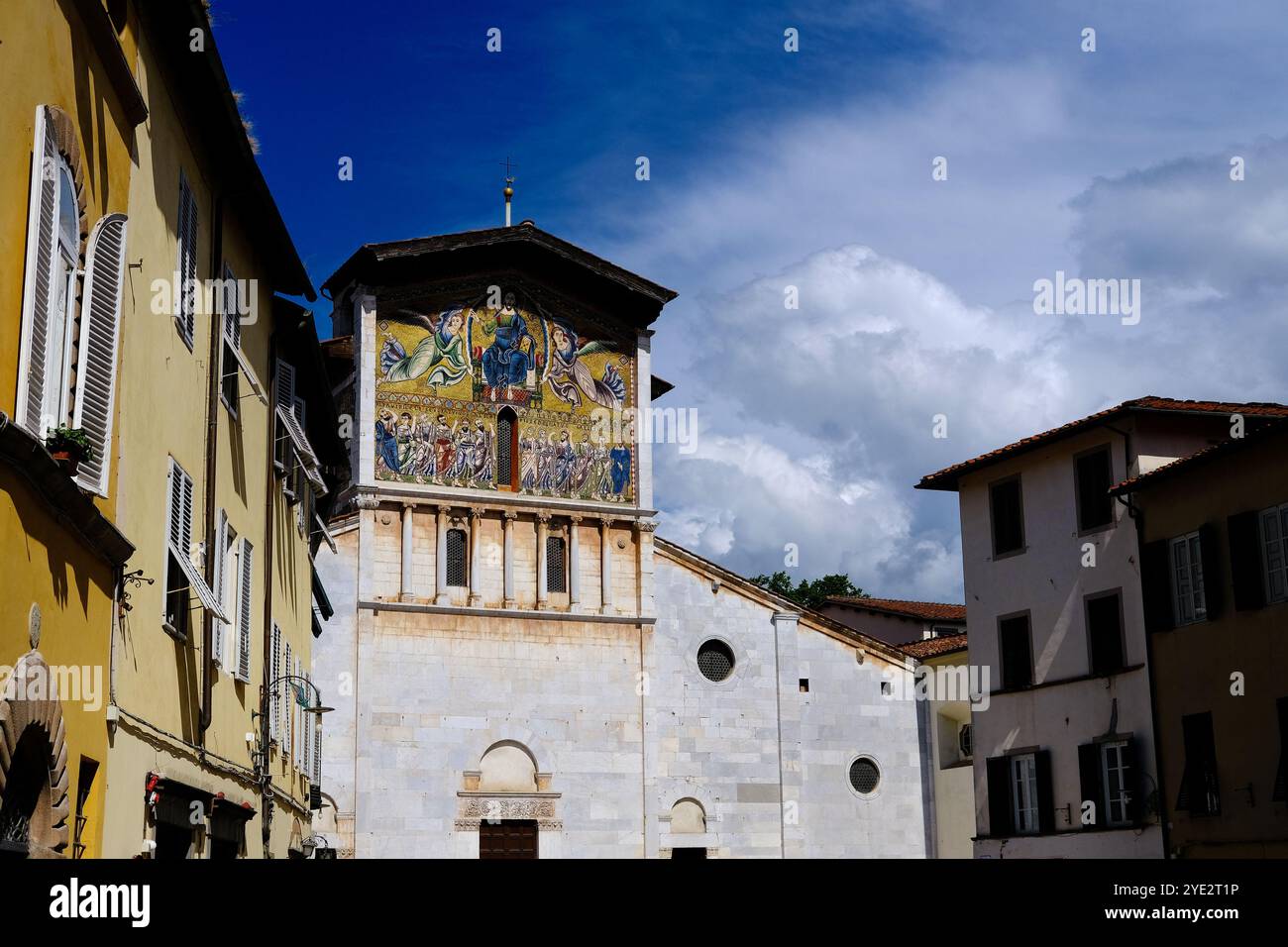 Affascinante centro storico di Lucca. L'antica facciata della chiesa di San Frediano con un enorme mosaico dorato Foto Stock