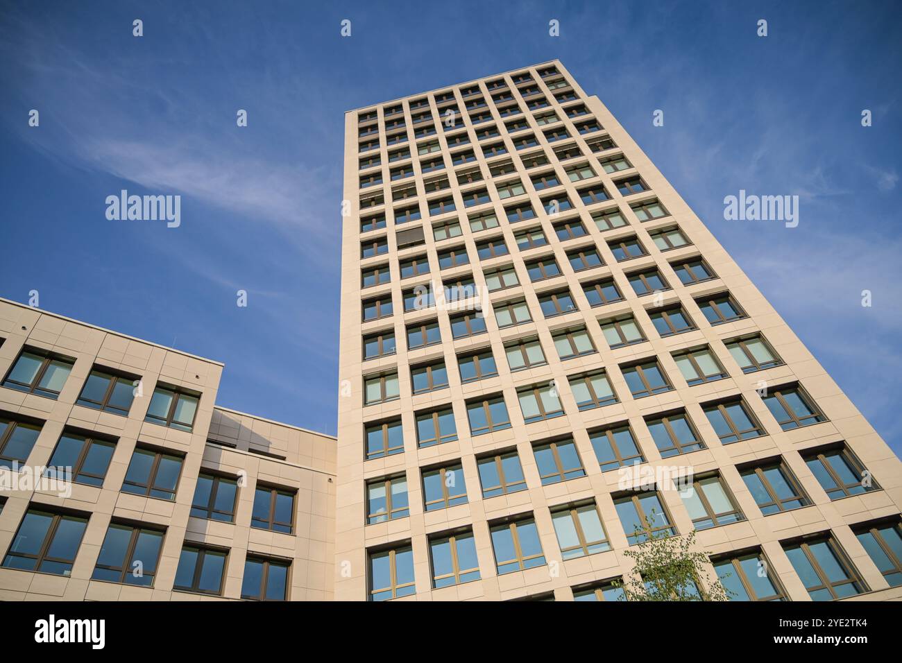 Alto edificio, associazione di alloggi HOWOGE, Stefan-Heym-Platz, Lichtenberg, Berlino, Germania Foto Stock