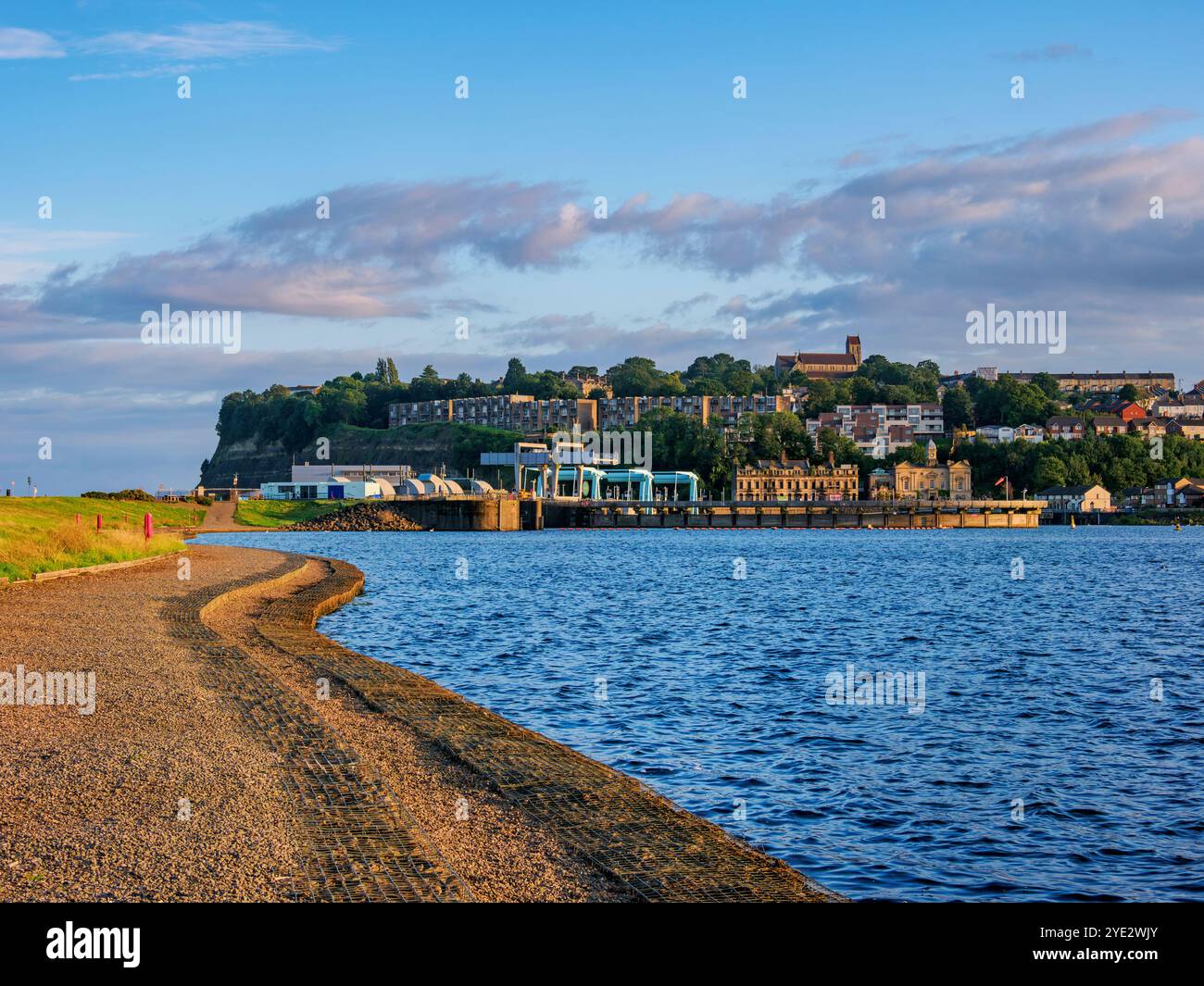 Vista sulla baia di Cardiff verso Penarth al tramonto, Galles, Regno Unito Foto Stock