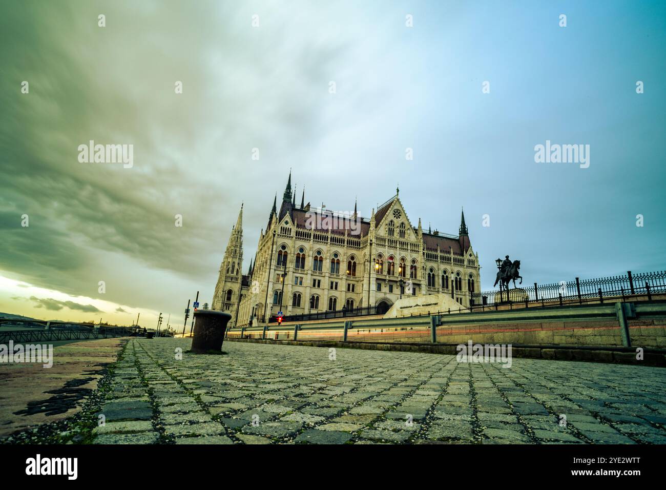 Edificio del Parlamento di Budapest, grandangolo basso, formato verticale, 2023 Foto Stock