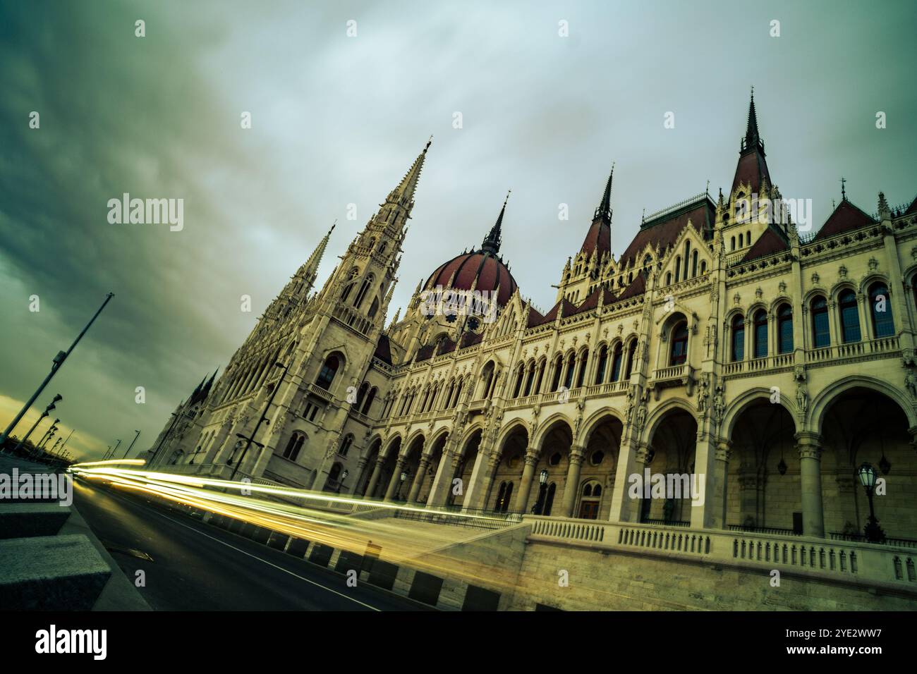 Edificio del Parlamento di Budapest, basso angolo olandese medio tiro, 2023 Foto Stock