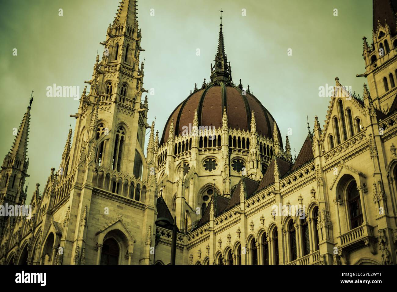 Dettagli edificio del Parlamento di Budapest, angolo basso ravvicinato, 2023 Foto Stock