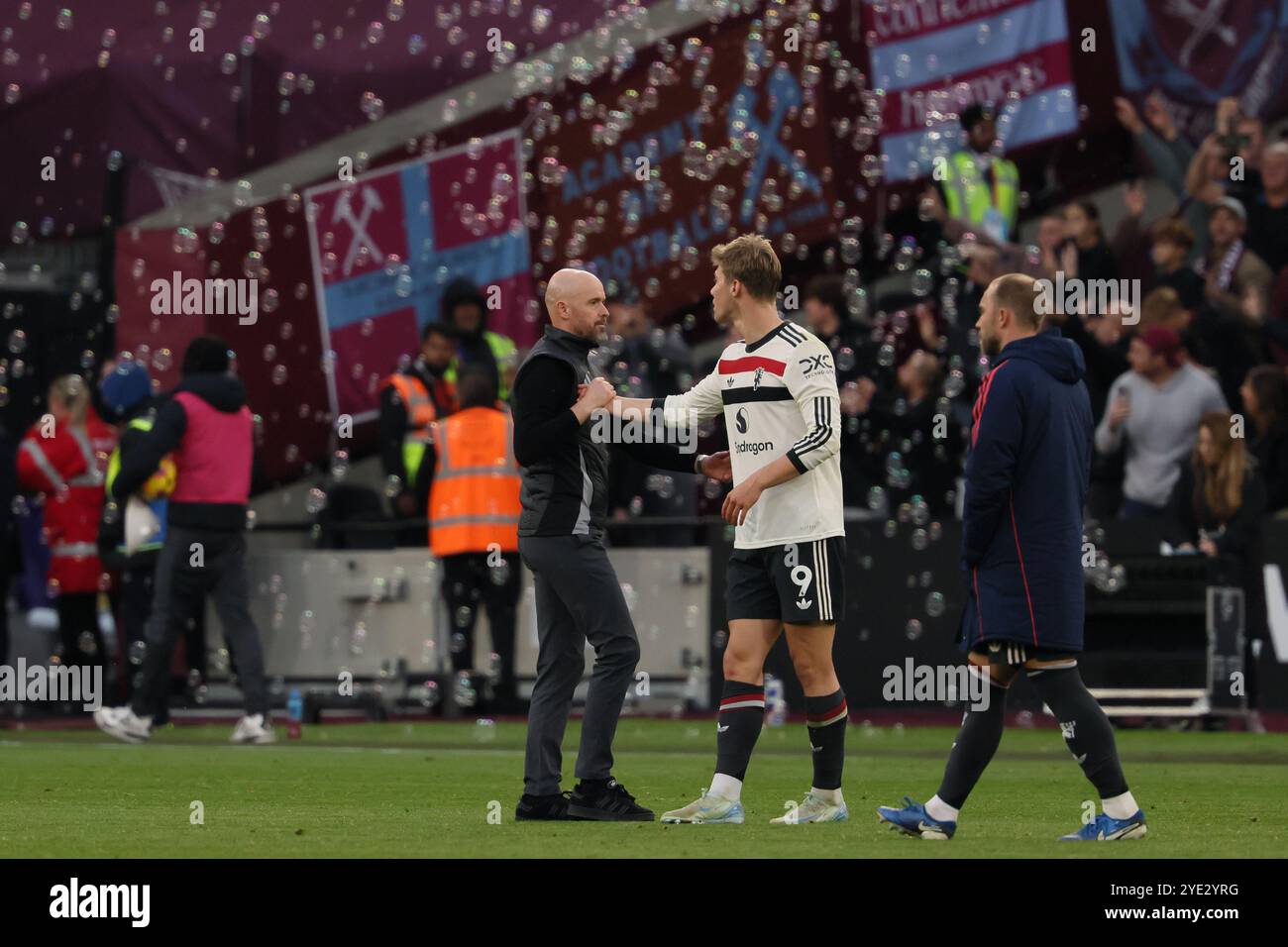 Erik Ten Hag, manager del Manchester United, è presente con Rasmus Hojlund del Manchester United a tempo pieno - West Ham United vs Manchester United, Premier League, London Stadium, Londra, Regno Unito - 27 ottobre 2024 solo uso editoriale - si applicano restrizioni DataCo Foto Stock