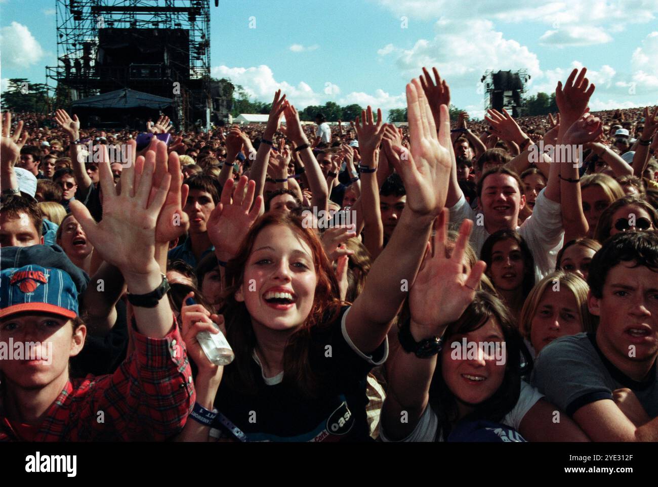 250,000 la folla guarda Liam Gallagher e Noel Gallagher esibirsi dal vivo sul palco con Oasis a Knebworth, il 1996 agosto Foto Stock