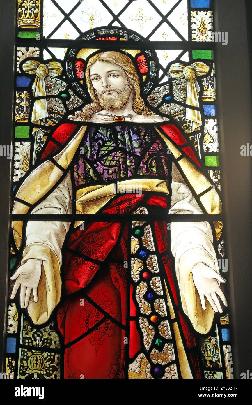 Vetrate colorate di Percy Bacon & Brothers raffiguranti Cristo Colsolatore, Pentlow Parish Church, Essex Foto Stock