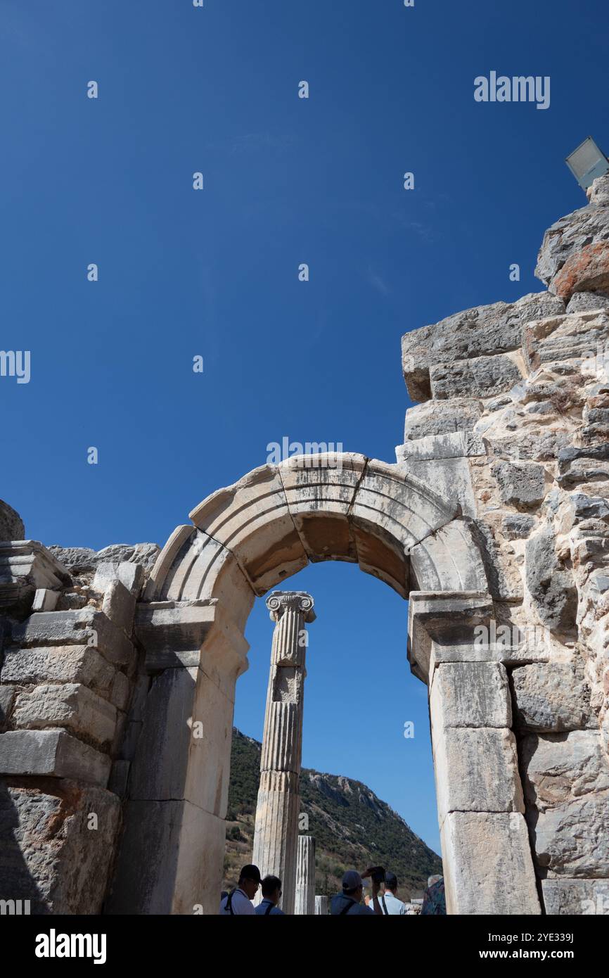 Rovine con colonne e arco a Efeso Turchia contro un cielo blu limpido Foto Stock