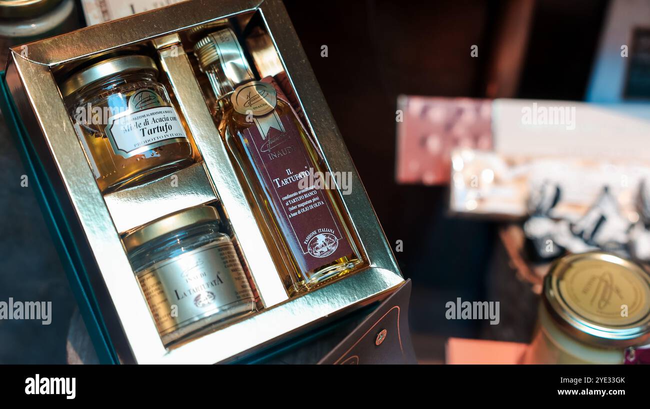 Un set regalo splendidamente allestito presenta olio al tartufo e creme artigianali, mettendo in risalto la rinomata eccellenza culinaria di Albas. Perfetto per l'amore gourmet Foto Stock