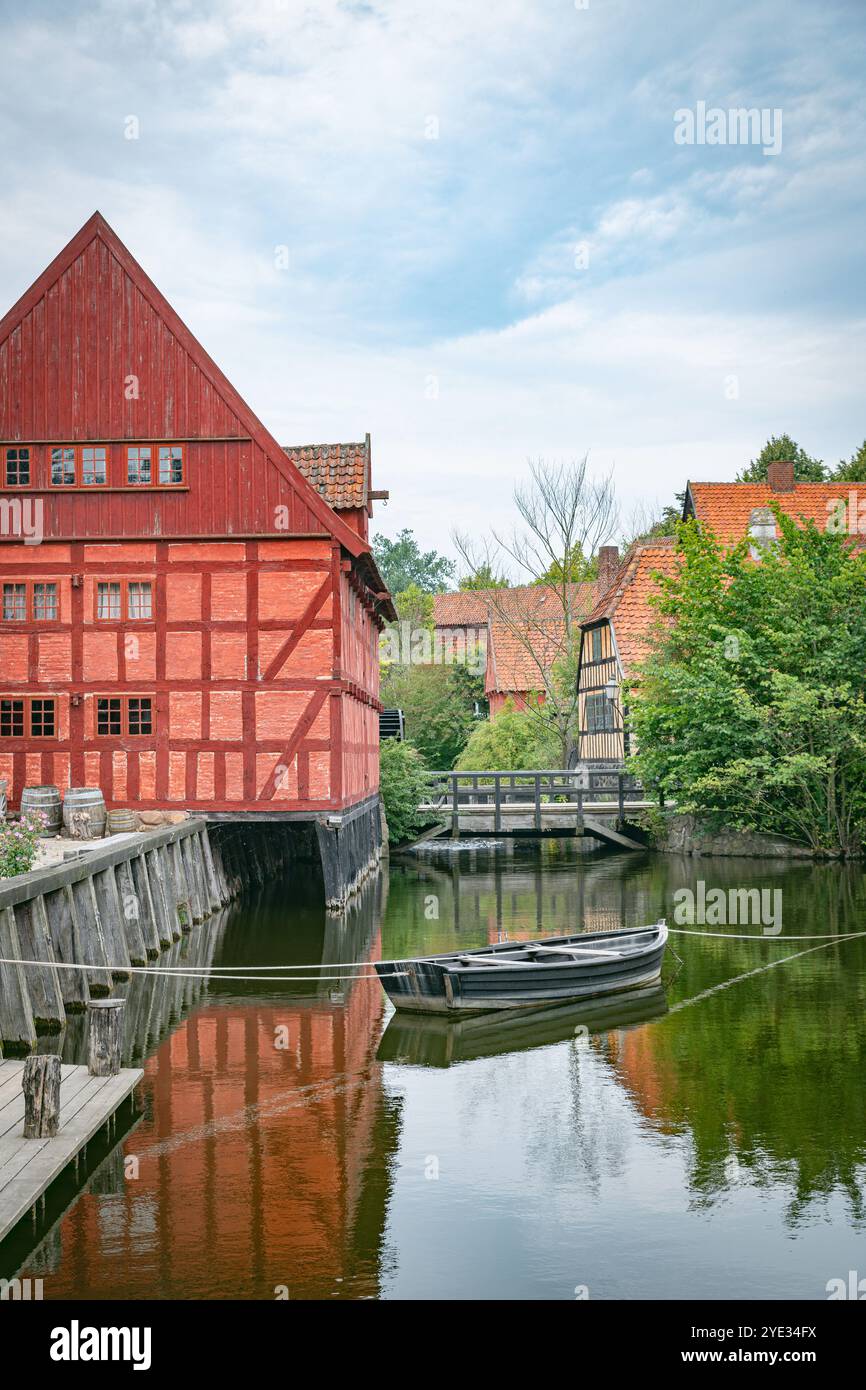 Vista panoramica della Red Danish Timber House sul canale Foto Stock