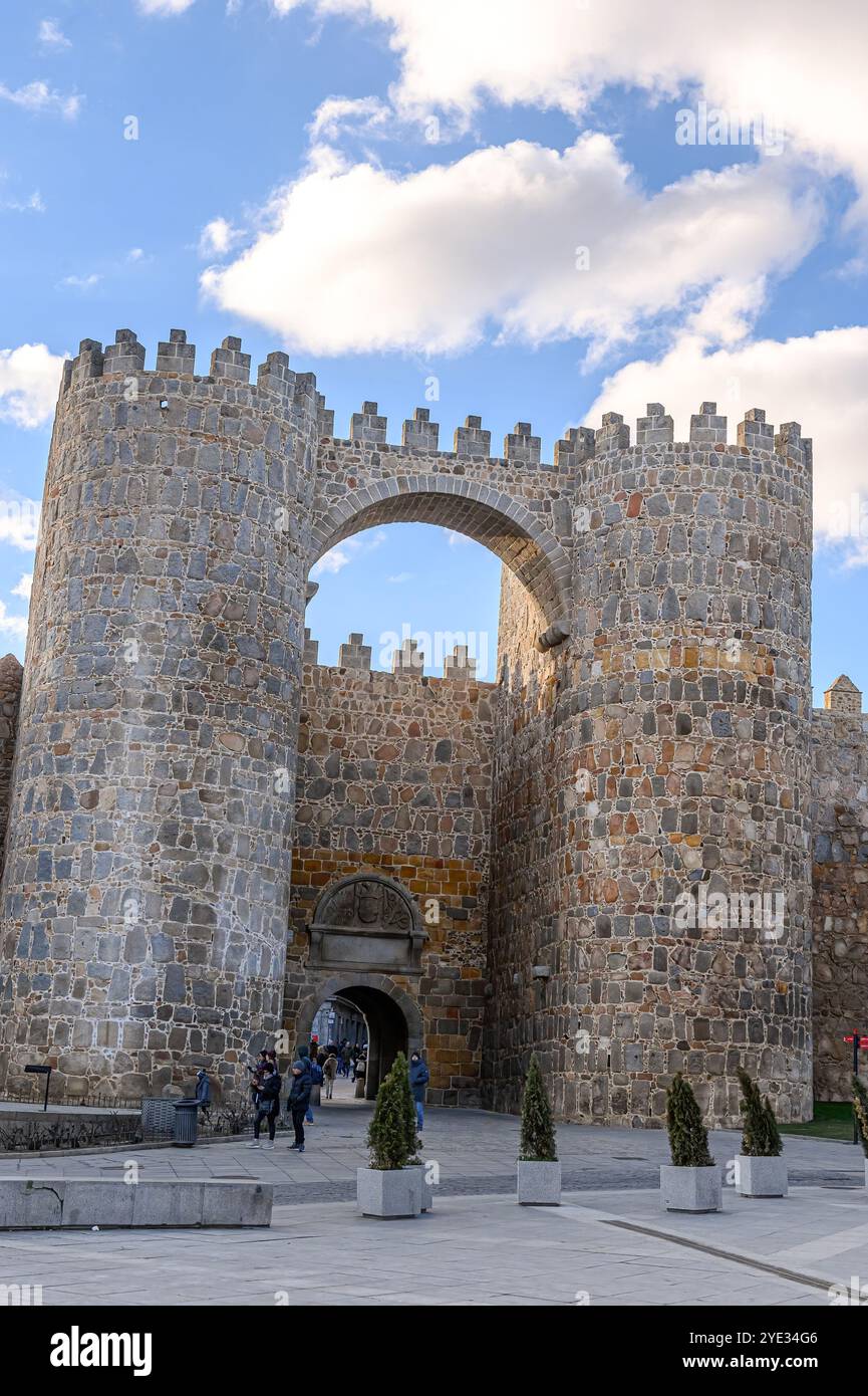 Avila, Spagna - 11 febbraio 2023: Persone vicino alle mura fortificate medievali circostanti, una delle principali attrazioni turistiche della città. Foto Stock