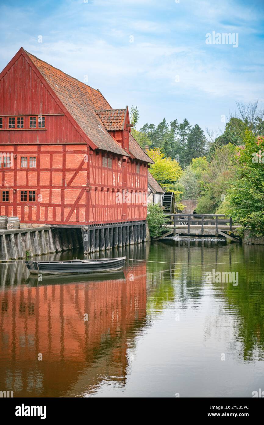 Vista panoramica della Red Danish Timber House sul canale Foto Stock