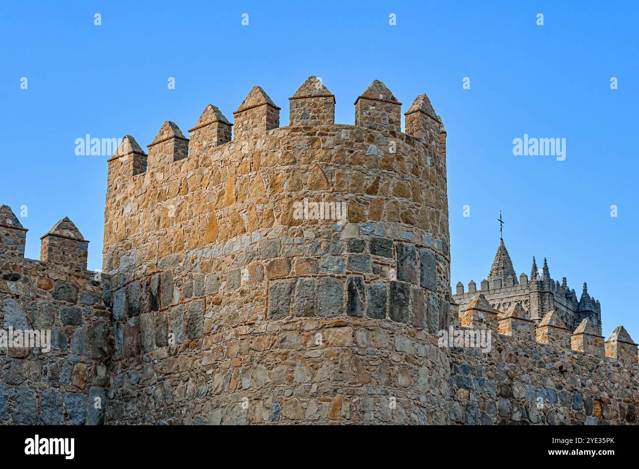 Avila, Spagna - 11 febbraio 2023: Merli su una torre medievale fortificata, parte delle mura circostanti della città. Foto Stock