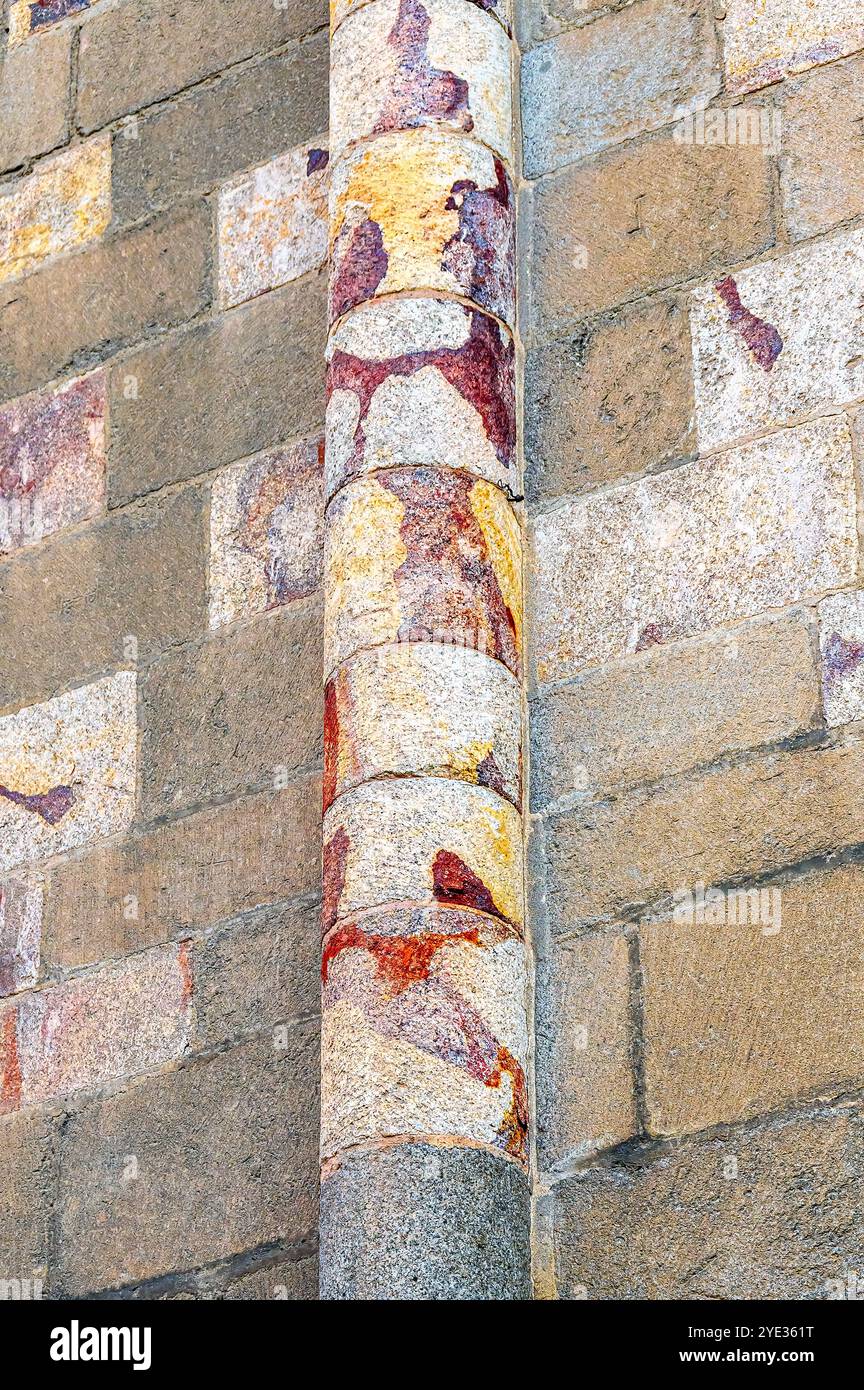Avila, Spagna - 11 febbraio 2023: Primo piano di pietre colorate nelle mura dell'edificio medievale della cattedrale. Foto Stock