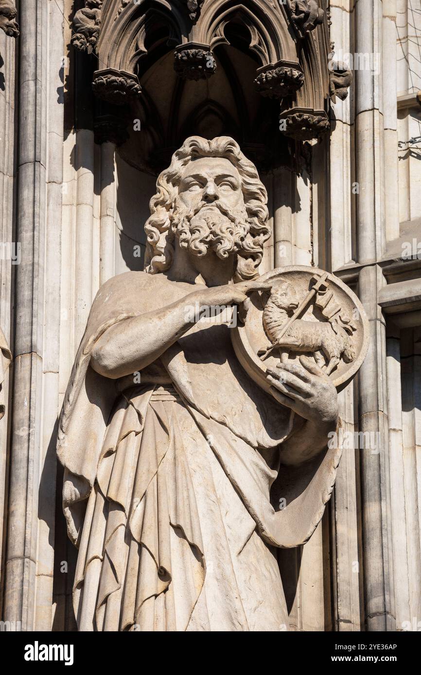 Statua sul portale principale / portale di Santa Maria della cattedrale, Colonia, Germania. Statua am Hauptportal / Marienportal des Doms, Koeln, Deutschland. Foto Stock