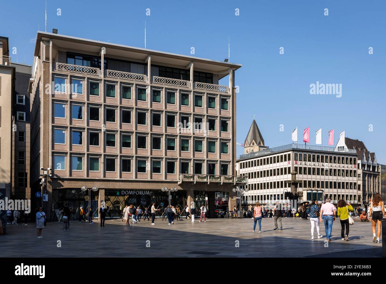 Il Domforum nella piazza della Cattedrale, centro congressi ed eventi della Chiesa Cattolica di Colonia e centro visitatori della Cattedrale di Colonia, Germania. d Foto Stock