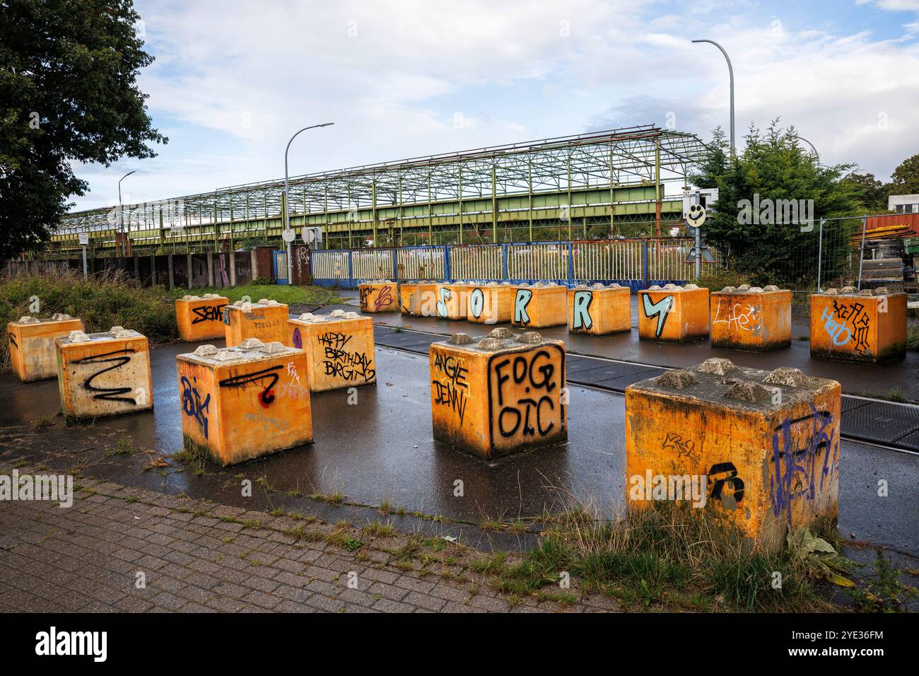 La vecchia sala in acciaio di Knauf-Interfer nel quartiere portuale di Speicherstrasse nel porto di Dortmund, barriere in cemento con graffiti, Renania settentrionale-occidentale Foto Stock