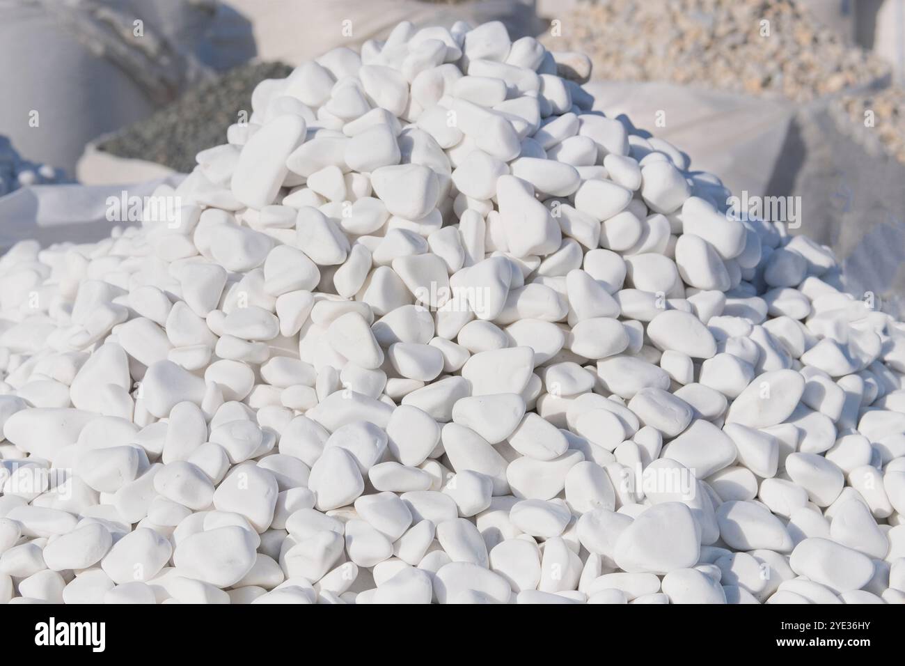 Le pietre minerali dolomitiche heep sono vendute nel mercato delle costruzioni. Primo piano del cumulo di materiali. Materiali da costruzione bianchi per la decorazione e la costruzione. Foto Stock