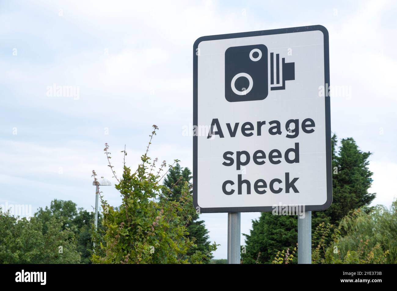 Un'ampia segnaletica stradale che informa gli automobilisti che il tratto di autostrada davanti è una zona di controllo della velocità media. Foto Stock