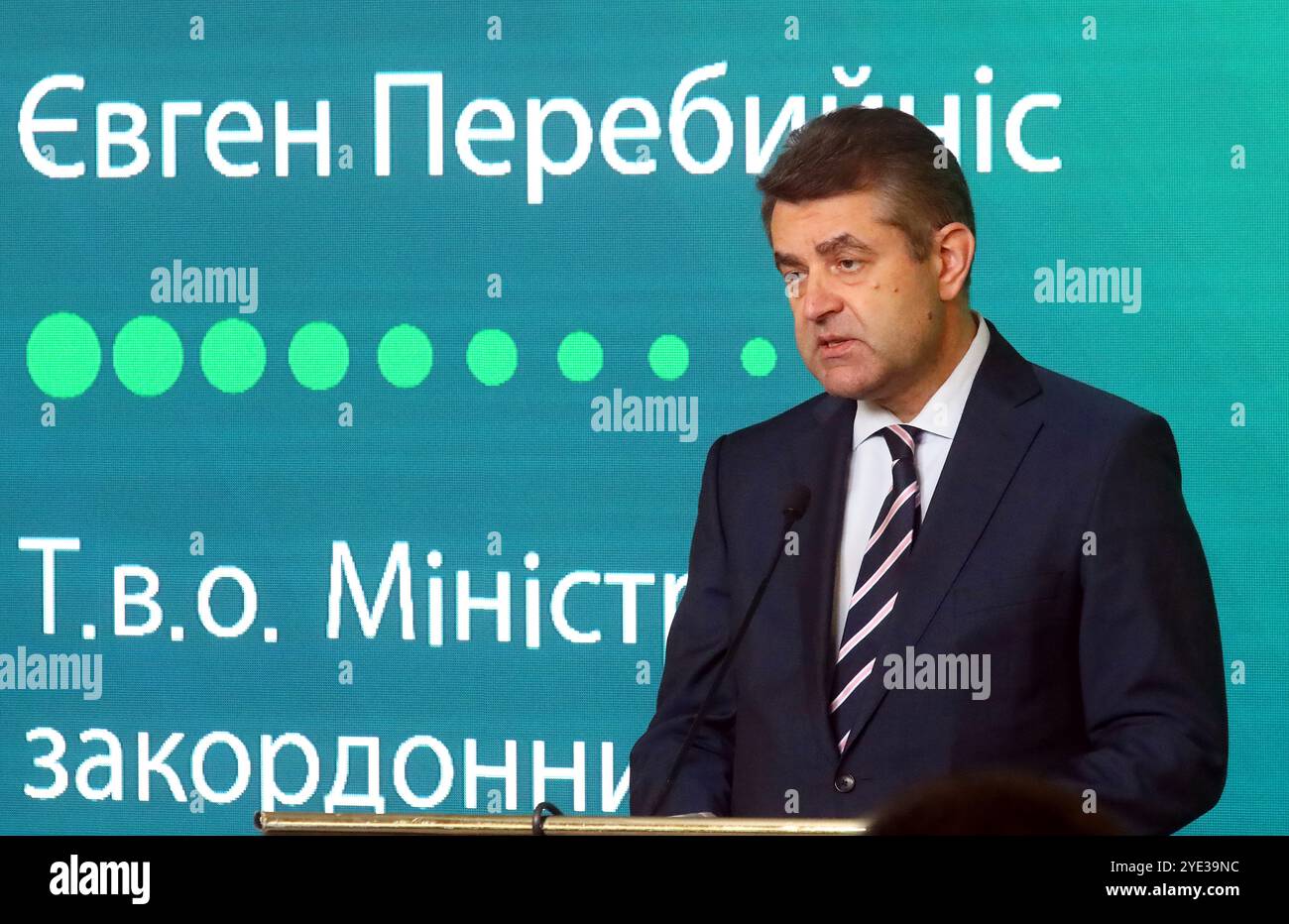 KIEV, UCRAINA - 28 OTTOBRE 2024 - il Vice Ministro degli affari Esteri ucraino Evhen Perebyinis partecipa a un briefing congiunto del Ministero degli Esteri ucraino e del programma delle Nazioni Unite per l'ambiente (UNEP) sull'impatto della guerra sull'ambiente in Ucraina, Kiev, capitale dell'Ucraina. Foto Stock