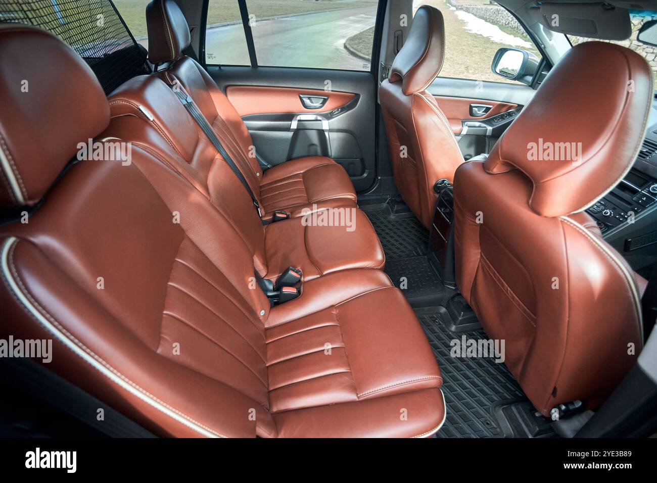 Berlino - ottobre 2021: Volvo XC90 2,5 1a generazione Twilight Bronze 2002-20014 restyling 4WD 4x4 SUV. Pulire gli interni dell'auto con pelle marrone b Foto Stock