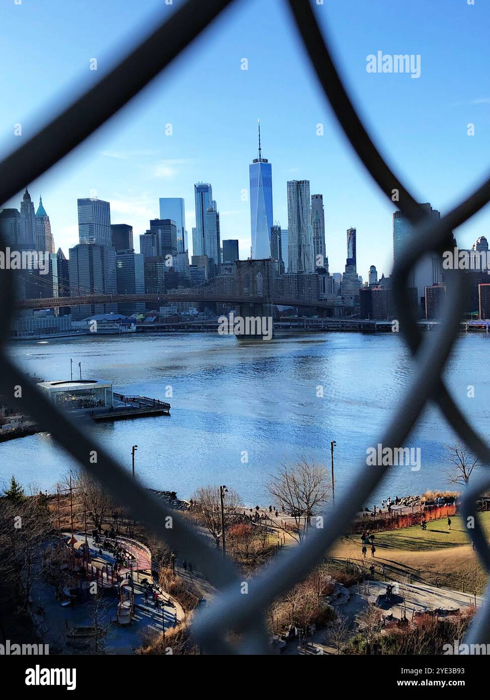 Skyline di New York City con edificio iconico e cielo blu Foto Stock