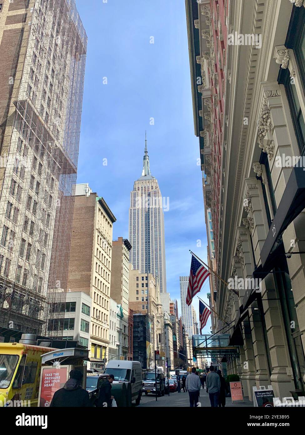 Skyline di New York City con edificio iconico e cielo blu Foto Stock