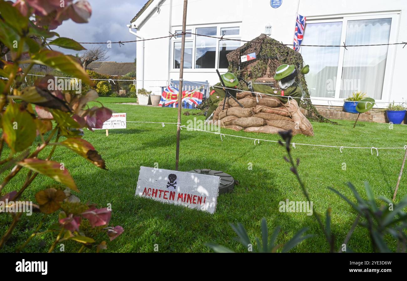 Worthing UK 29 ottobre 2024 - Una scena di atterraggio del D-Day fa parte di questo Festival Ferring Scarecrow vicino a Worthing . Quest'anno ci sono oltre 80 spaventapasseri sparsi in tutto il villaggio raccogliendo fondi per un ente di beneficenza locale per la demenza .. : Credit Simon Dack / Alamy Live News Foto Stock