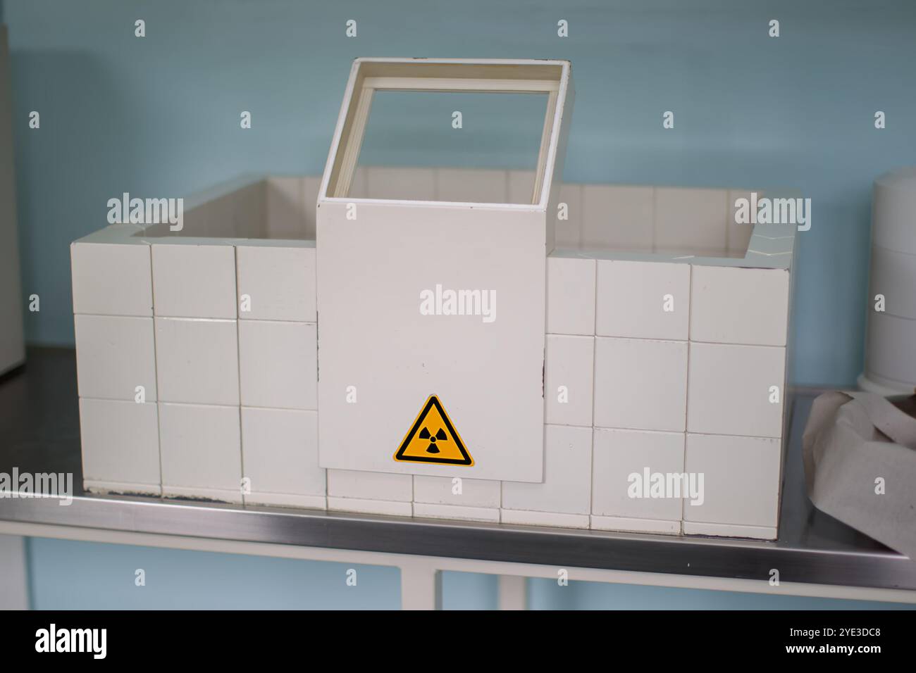 Dispositivi per il trattamento radioattivo del cancro in una struttura medica. Bagno medico con un segno di radiazione nel reparto di oncologia di un ospedale Foto Stock
