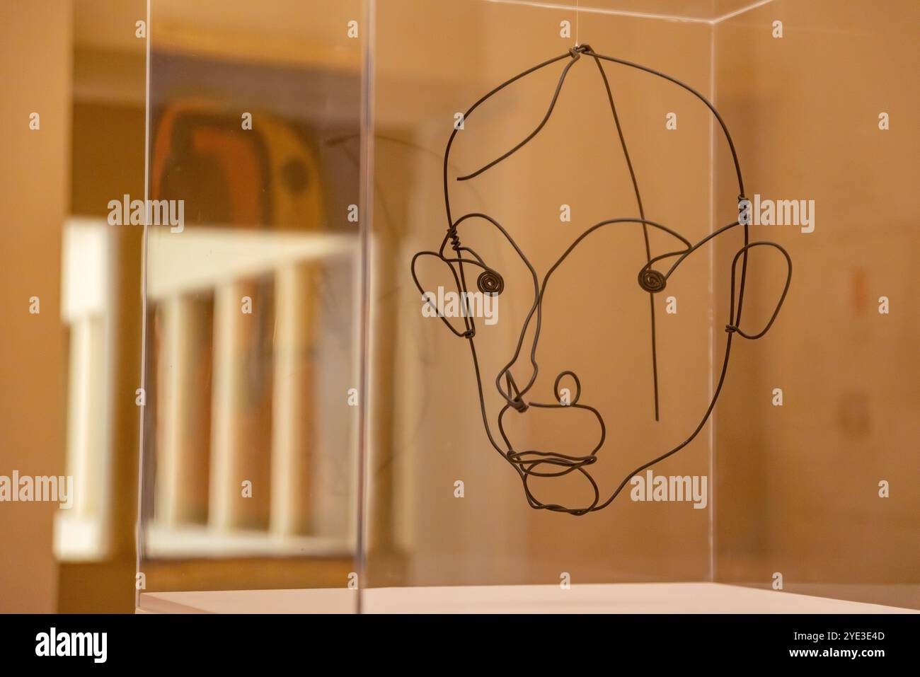 Porto, Portogallo - mai 28, 2024 - Scultura disegnata da Alexander Calder che mostra un ritratto di Joan Miro, esposto nella Casa de Serralves di Porto, Foto Stock