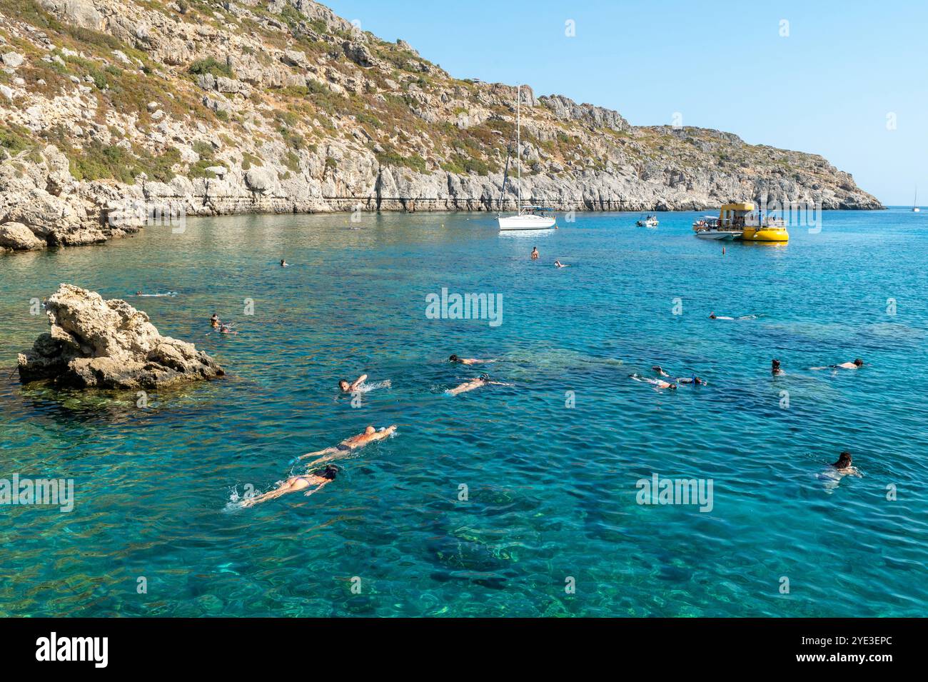 FALIRIKI, GRECIA - 09 settembre 2024: I turisti nuotano nella baia di Anthony Quinn sull'isola di Rodi in Grecia. Questa spiaggia si trova in una Foto Stock