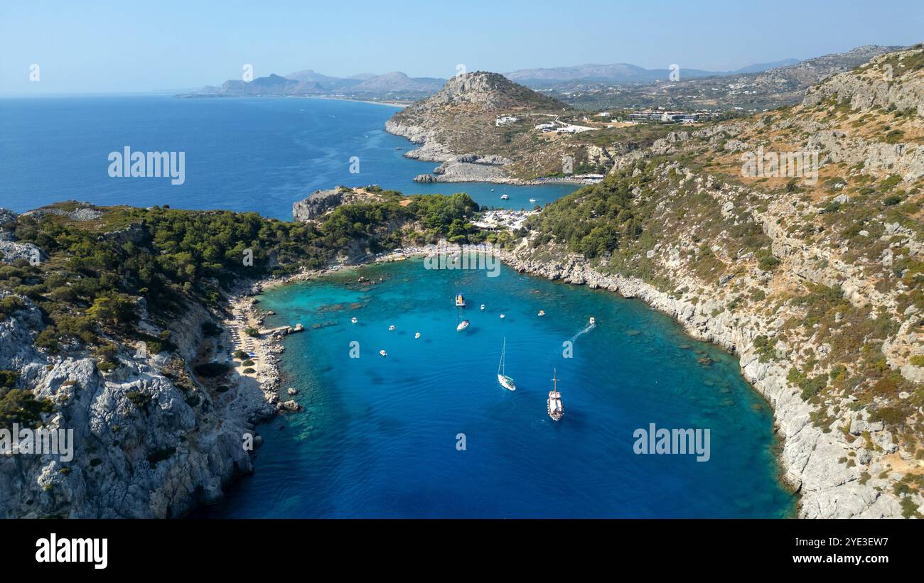 Barche nella baia di Anthony Quinn sull'isola di Rodi in Grecia. Questa baia si trova in una delle baie più popolari dell'isola. Foto Stock