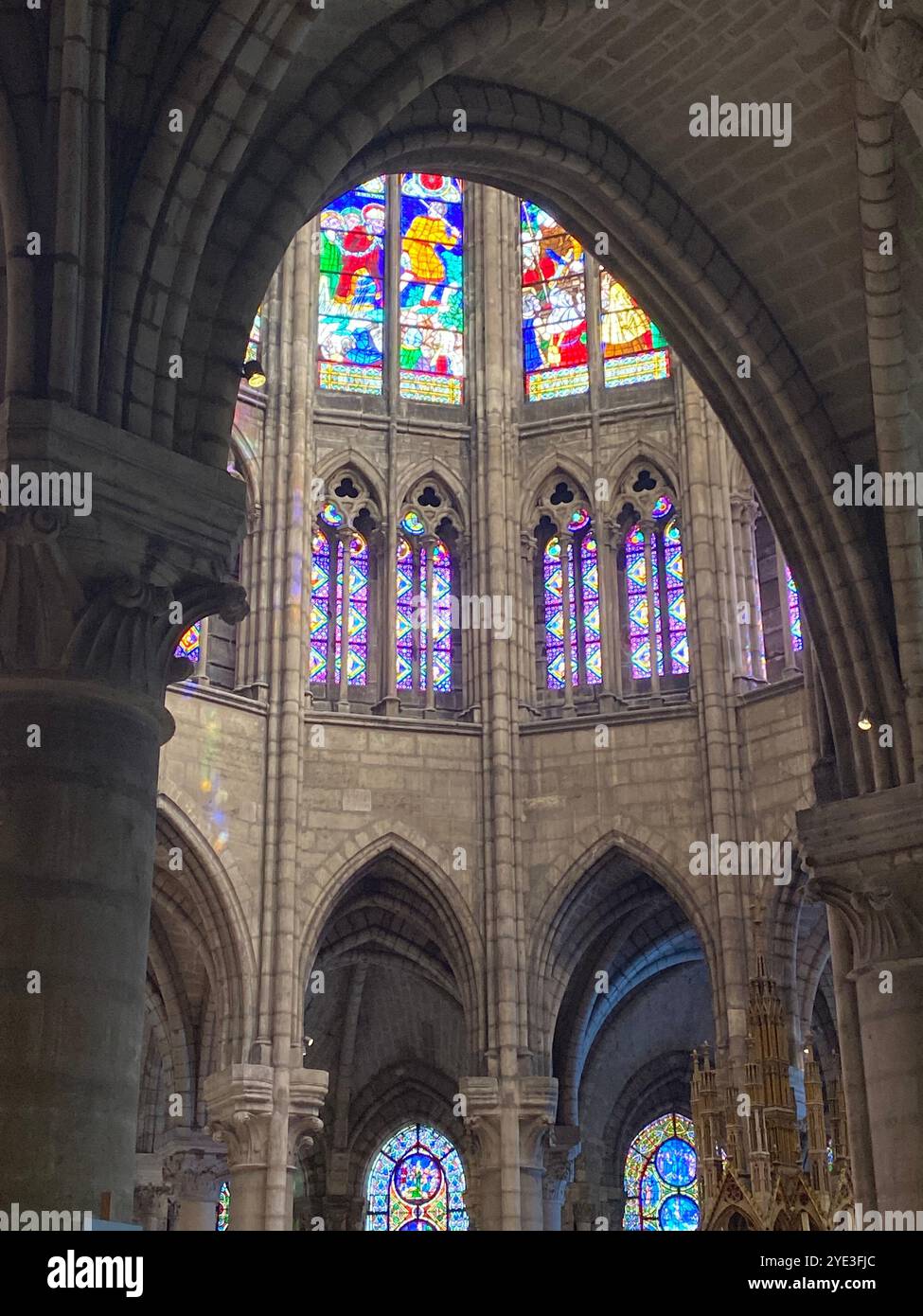 Vetrate interne della Basilica di Saint-Denis Foto Stock