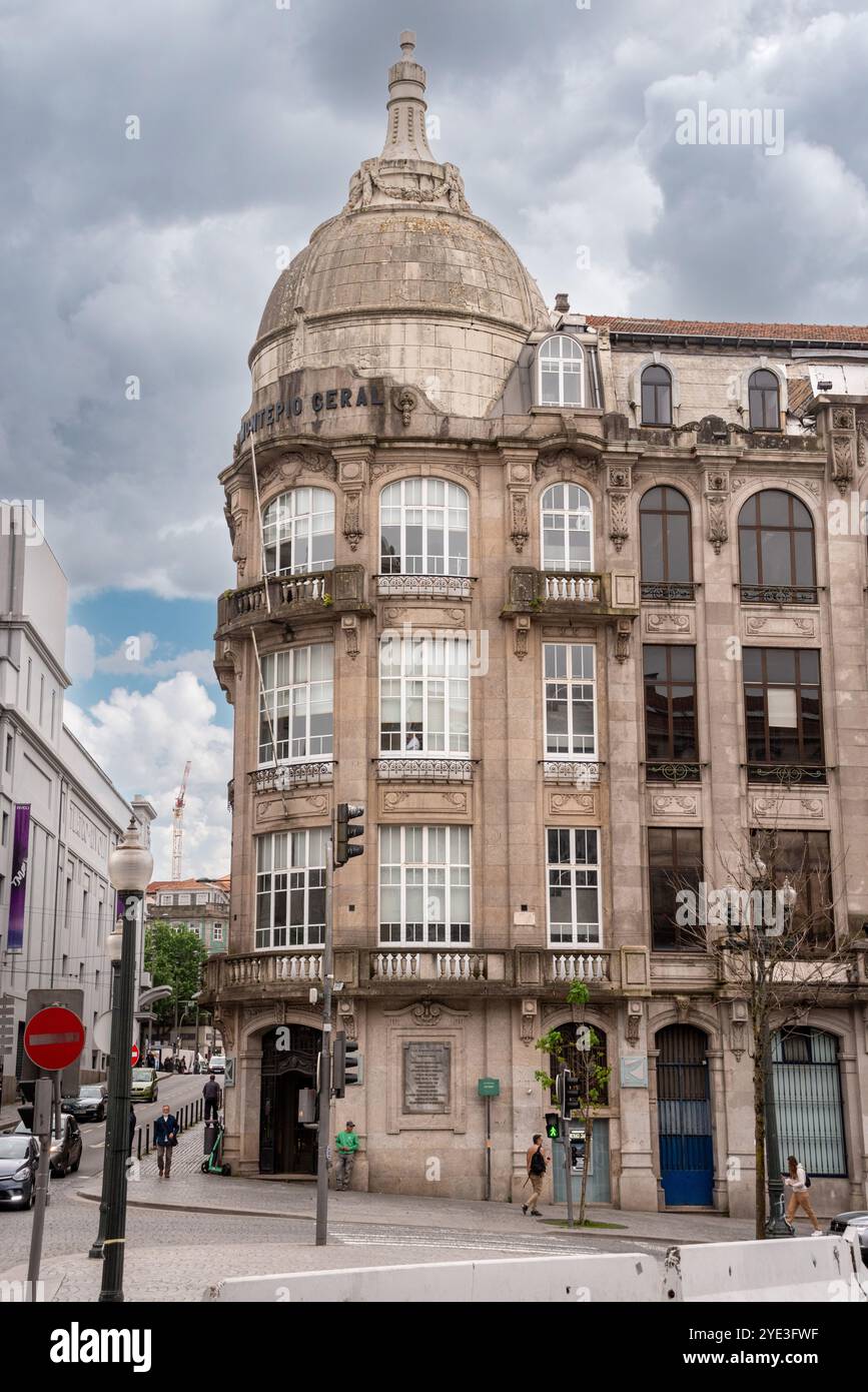 Porto, Portogallo - mai 29, 2024 - facciata panoramica di un edificio storico nel centro di Porto, Portogallo, sede della Caixa Geral de Depositos Foto Stock