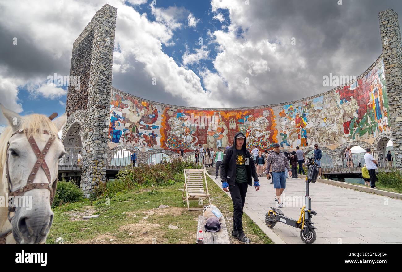 Guduari, Georgia - 08 agosto 2024.: Monumento dell'amicizia georgiana russa sulla strada militare georgiana al passo Jvari, Foto Stock