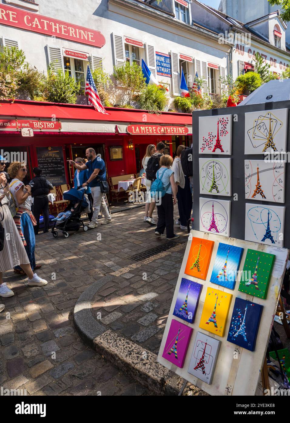 Piazza degli artisti locali, Place du Tertre, con l'arte della Torre Eiffel, Montmartre, Parigi, Francia, Europa, UE. Foto Stock