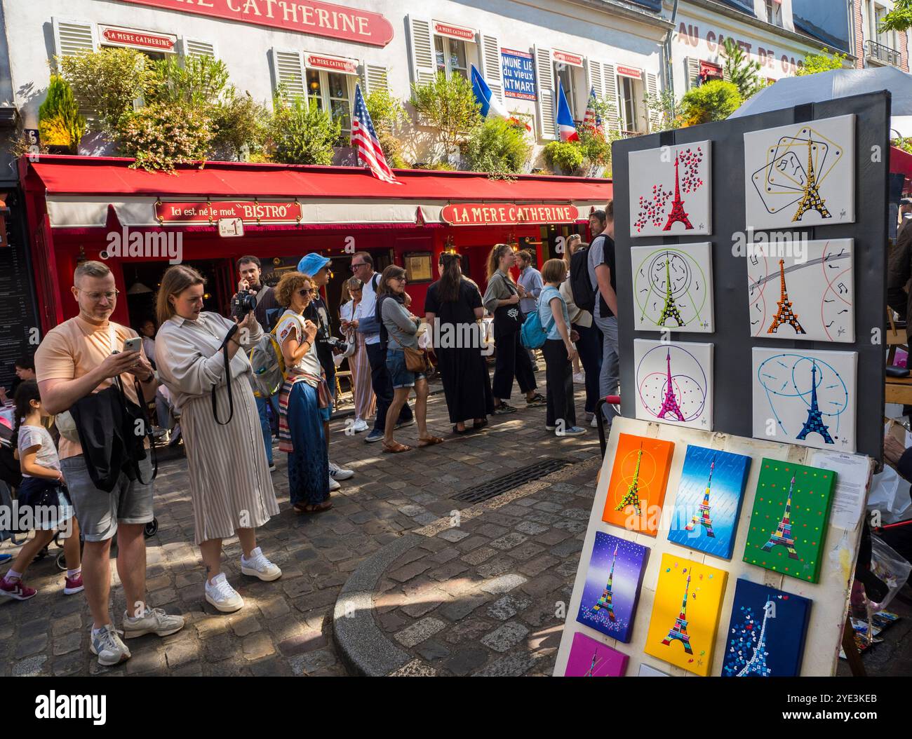 Piazza degli artisti locali, Place du Tertre, con l'arte della Torre Eiffel, Montmartre, Parigi, Francia, Europa, UE. Foto Stock