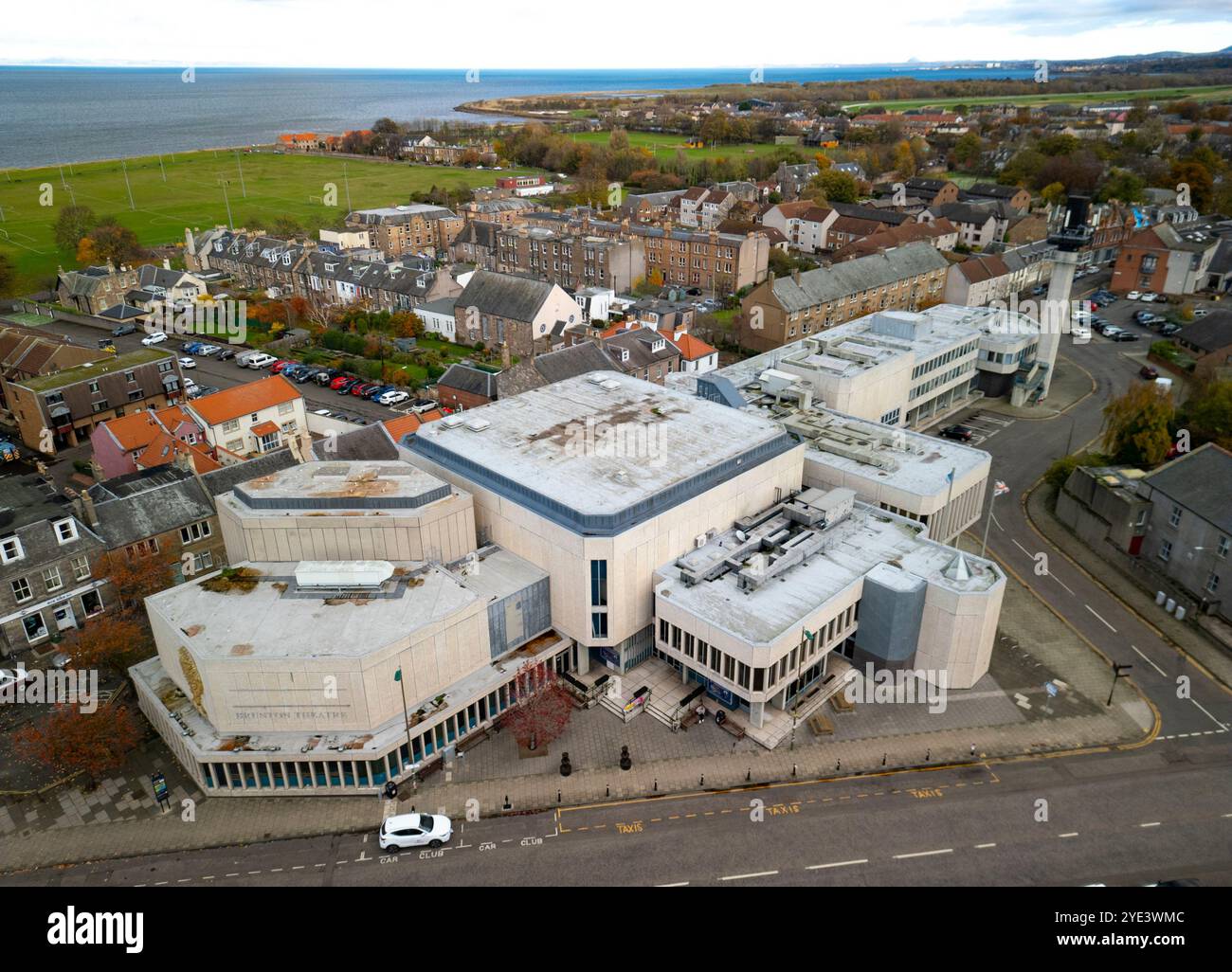 Musselburgh Scozia, Regno Unito. 29 ottobre 2024. Viste aeree del Brunton Theatre e delle sale associate a Musselburgh, attualmente chiuse ed è altamente probabile che vengano demolite dopo la scoperta di cemento armato autoclavato aerato (RAAC) nei pannelli del tetto. Iain Masterton/Alamy Live News Foto Stock