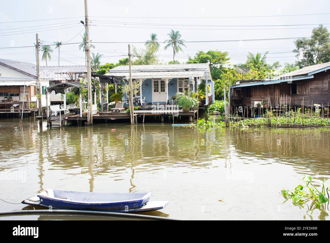 Stile di vita della popolazione thailandese locale lungo il fiume Khlong Om senza canale con paesaggio urbano villaggio di Bangyai e classica casa retrò d'epoca antiq Foto Stock