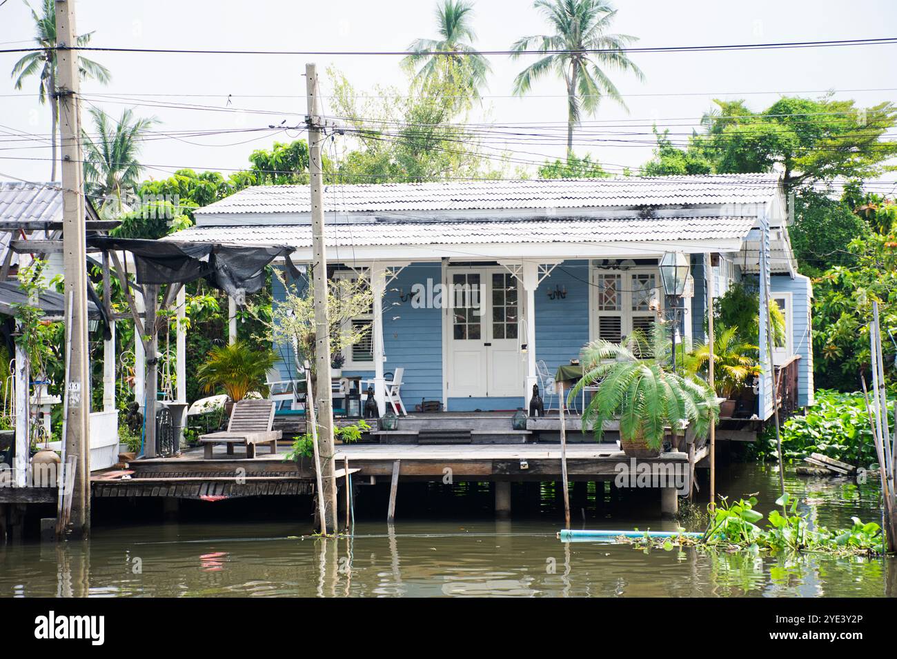 Stile di vita della popolazione thailandese locale lungo il fiume Khlong Om senza canale con paesaggio urbano villaggio di Bangyai e classica casa retrò d'epoca antiq Foto Stock