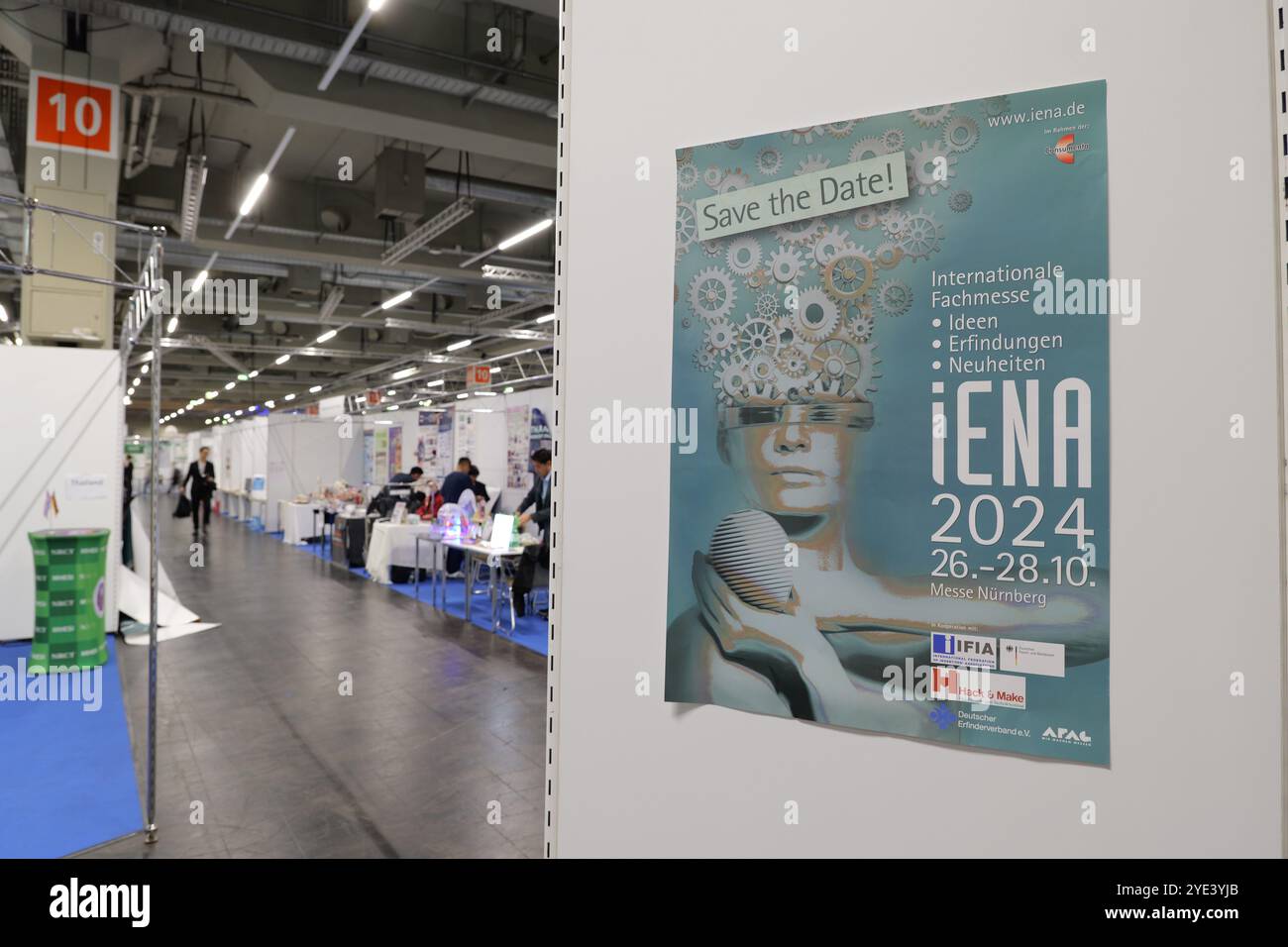 Norimberga. 26 ottobre 2024. Questa foto scattata il 26 ottobre 2024 mostra un poster della fiera internazionale degli inventori a Norimberga, in Germania. Gli inventori cinesi hanno fatto un tuffo in una fiera internazionale degli inventori che si è conclusa a Norimberga lunedì, con partecipanti cinesi che hanno portato oltre 90 innovazioni all'evento. PER ANDARE CON "le invenzioni cinesi brillano alla fiera di Norimberga" credito: Tai Sicong/Xinhua/Alamy Live News Foto Stock