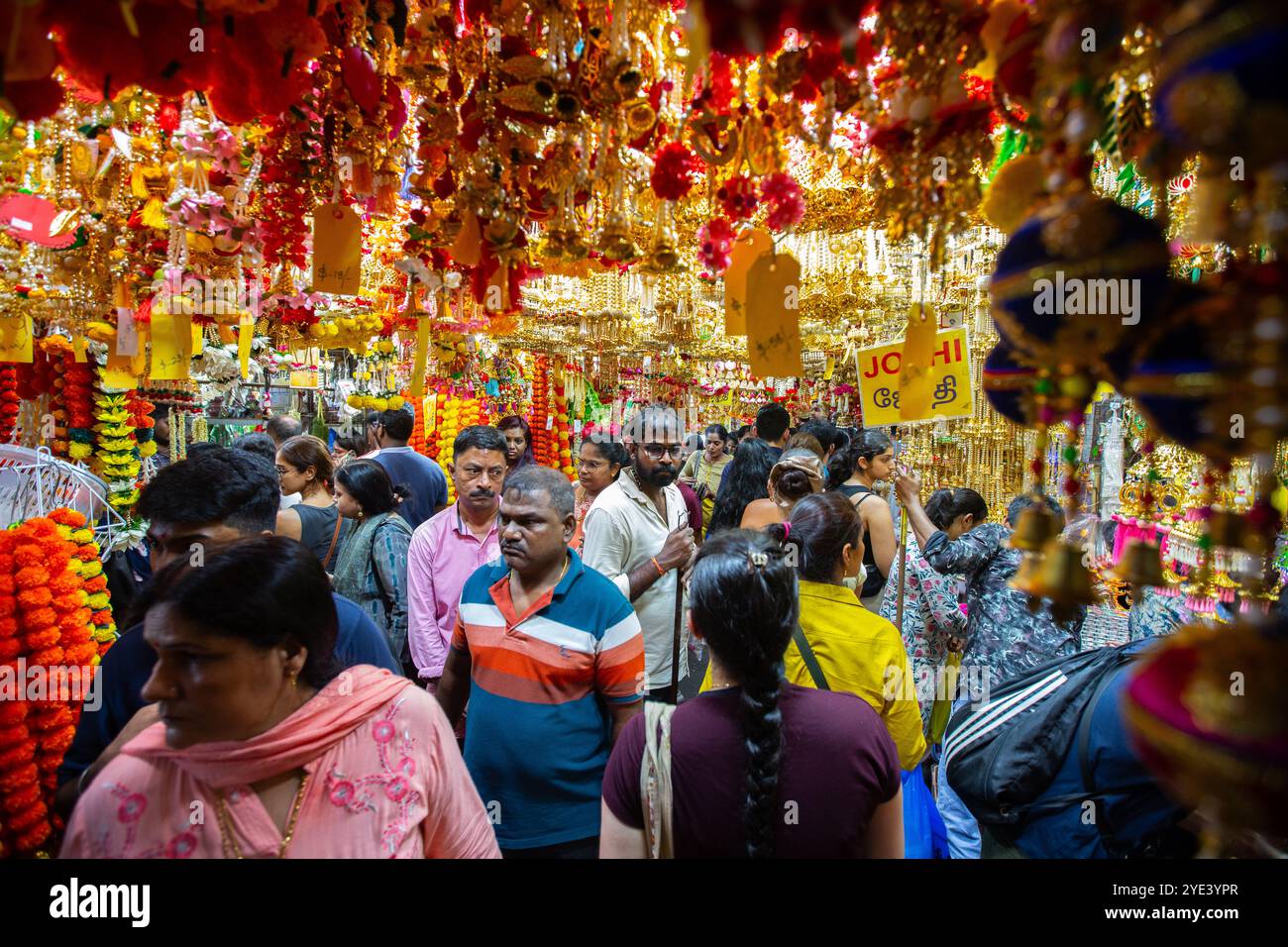 Un vicolo affollato con gente indiana che fa acquisti per le decorazioni domestiche. Deepavali. Piccola India, Singapore. Foto Stock