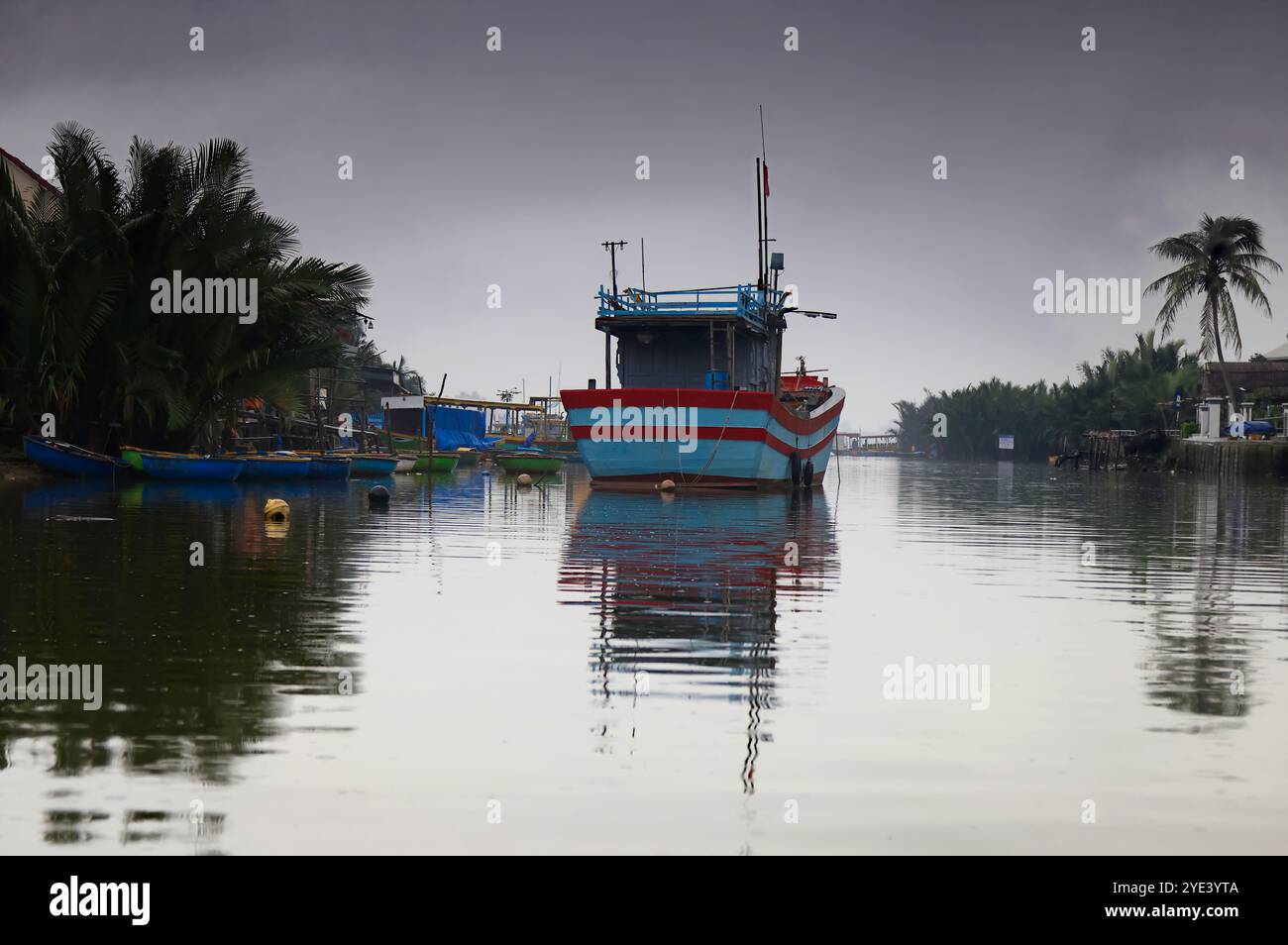 I canali d'acqua della foresta di cocco di sette acri a Hoi An, Vietnam Foto Stock