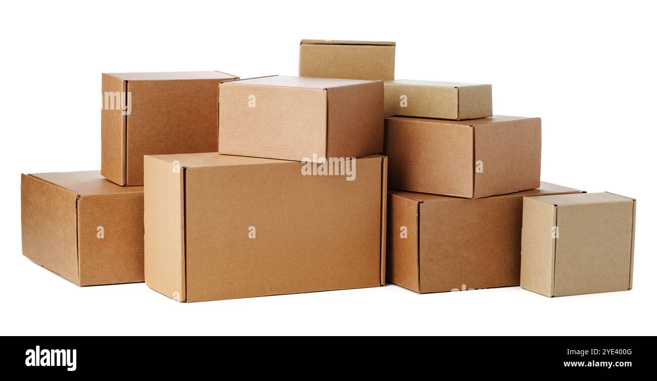 Scatole in cartone marrone impilate in varie misure disposte su sfondo bianco Foto Stock